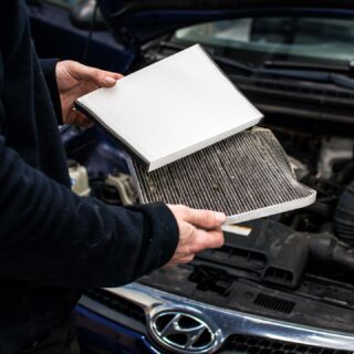 De interieurfilter, vaak vergeten maar zeker niet onbelangrijk! Deze komt na verloop van tijd vol te zitten met allerlei soorten vuil en bacteriën waardoor onaangename geurtjes in de wagen niet abnormaal zijn 🤢

Wij vervangen de filter bij élke olieservice en spuiten deze in met een anti-bacterieel product, alvorens terugplaatsen, dat ook nog eens zorgt voor een aangename geur in de wagen 😉👍